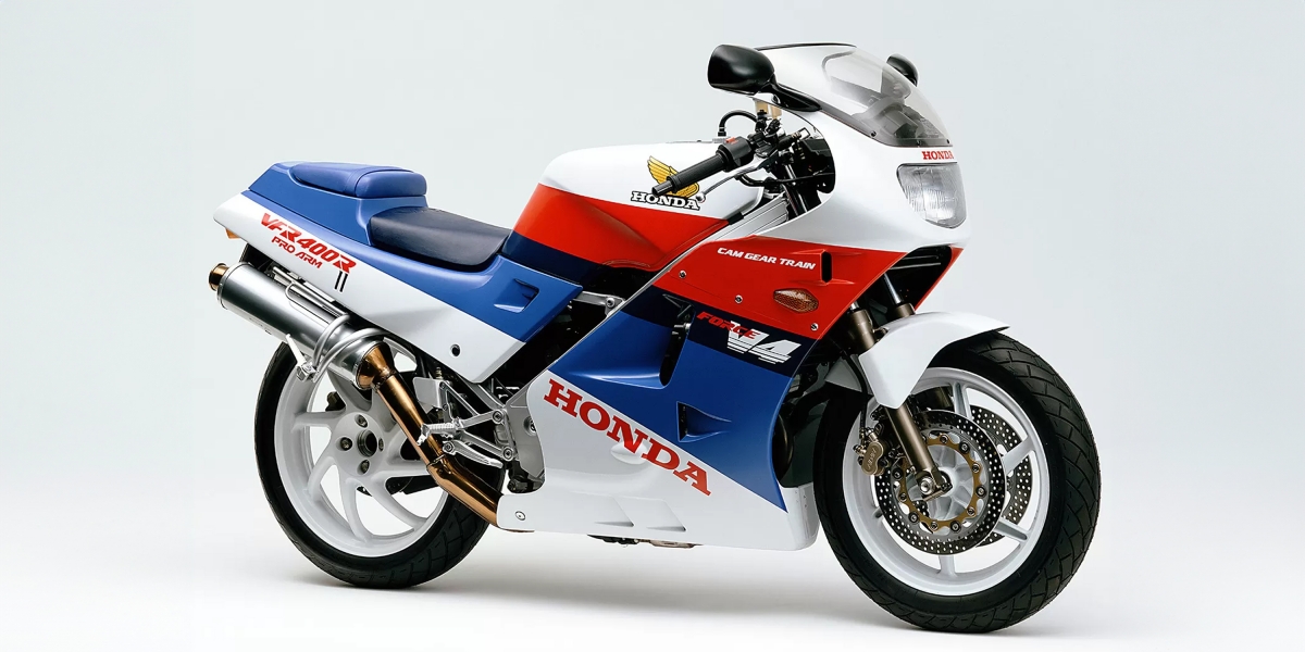 怪騎物語。Honda VFR400R:經典單搖臂、400c.c. V型四缸的黃牌跑車神作!