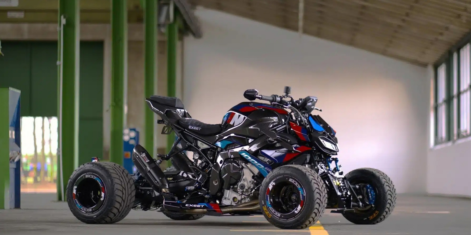 兩輪超性能變四輪怪獸！Exeet 打造 207 匹馬力的 BMW M 1000 R「終極四輪沙灘車」