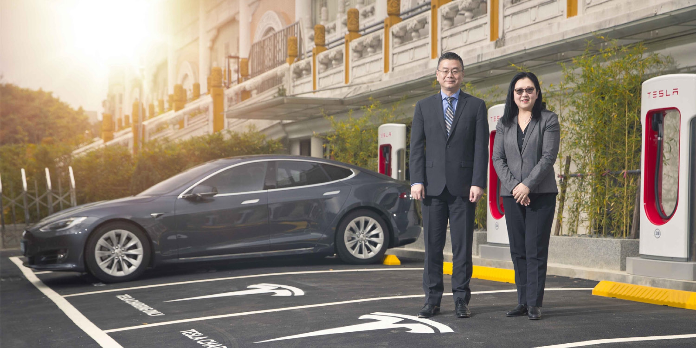 電動車的第一哩路。Tesla首批Model S交車暨全台第一座超級充電站啟用
