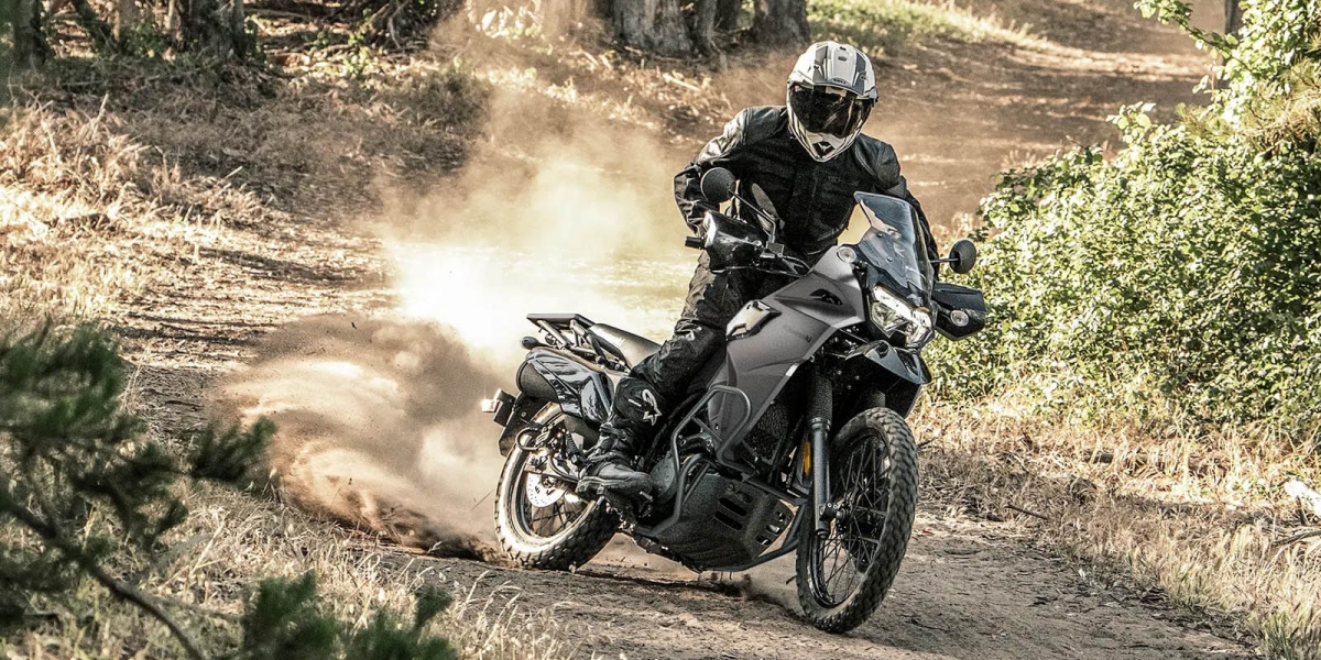 23公升巨無霸油箱、標配防倒保桿、螺絲都徹底黑化！2027 KAWASAKI KLR650 DF ABS北美發表