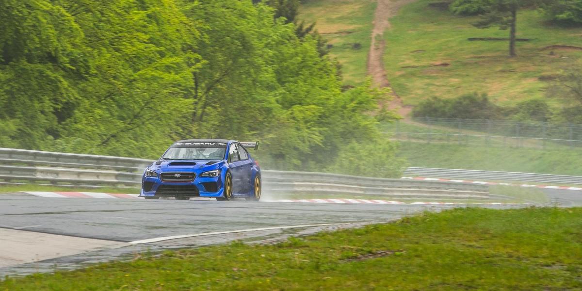 再寫最速四門房車記錄,Subaru WRX STI雨天跑出紐柏林最速
