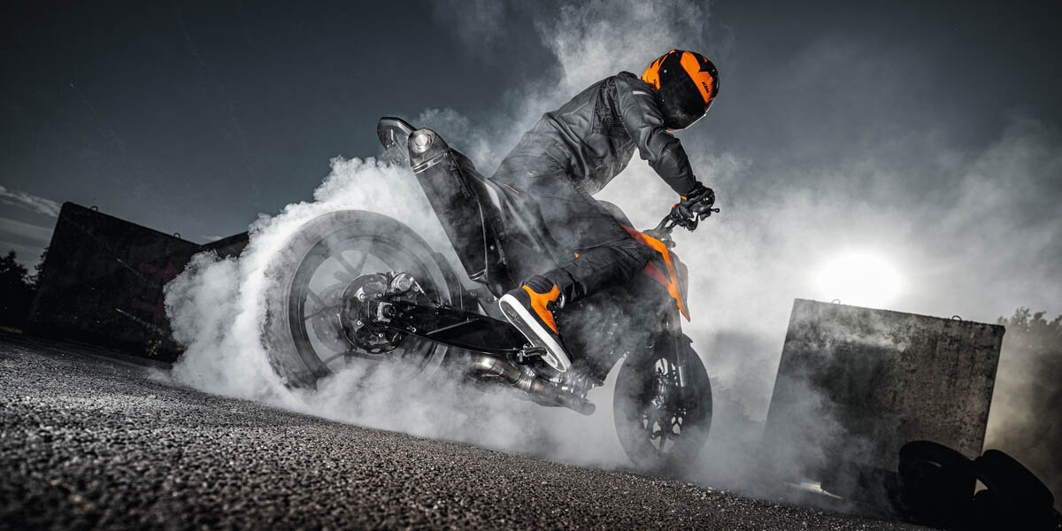 105匹馬力、5吋TFT儀表、背光握把按鈕!2025 KTM 790 DUKE 海外發表