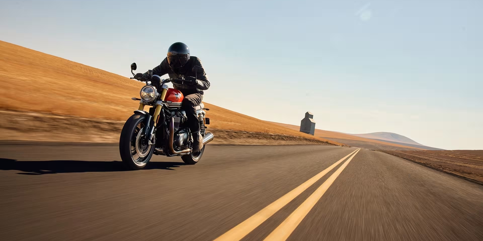安東集團發表全新 2025 Triumph Speed Twin 1200 / RS 英倫經典再進化，RS 版本性能全面升級，定義現代騎士精神
