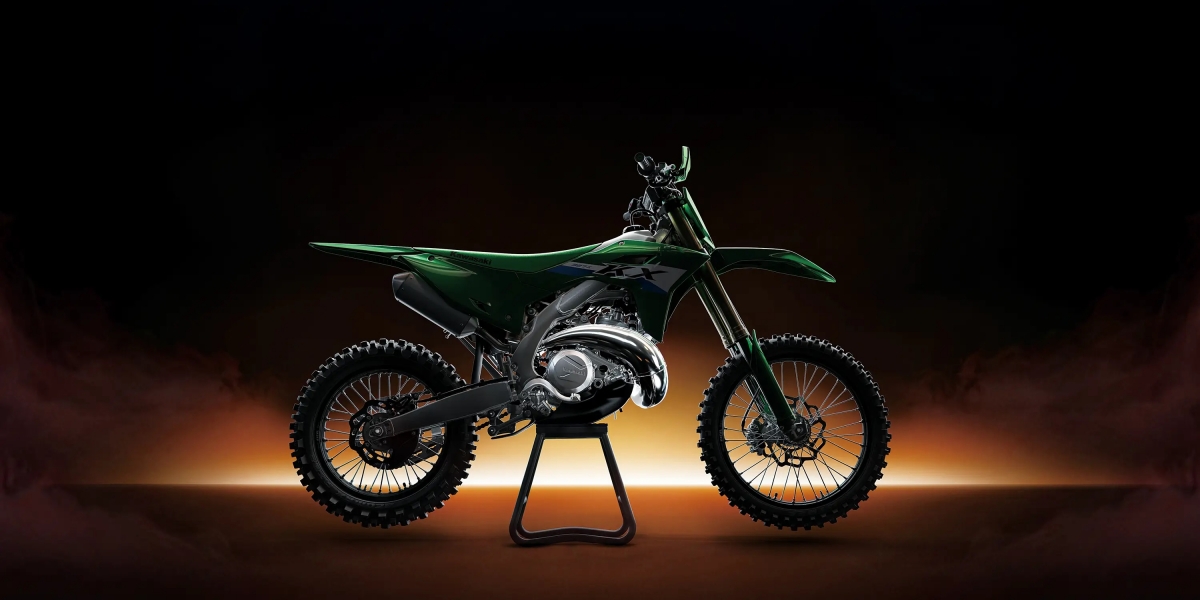 噴煙魂回歸！KAWASAKI 推出全新 KX327 / KX327X 二行程越野車，車重只有106公斤！