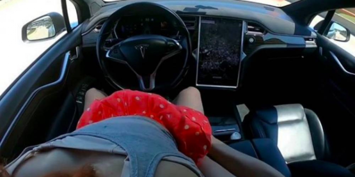Tesla自動駕駛功能超好用!竟然能在車上拍謎片!?