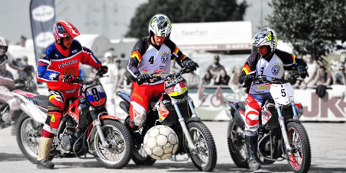球,不是這麼踢的!MotoBall告訴你騎車也能踢足球