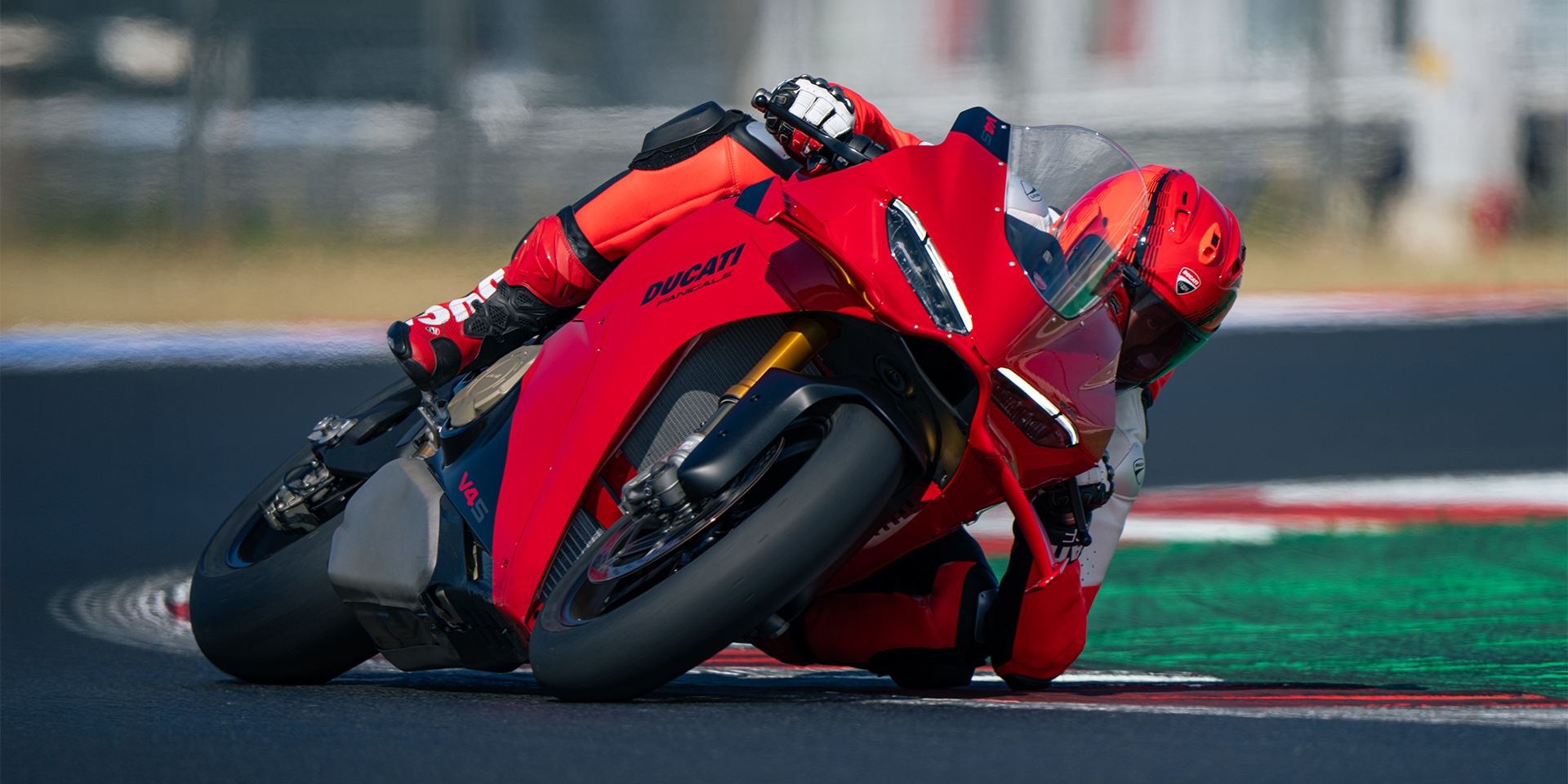 2027 Ducati Panigale V4 升至 215hp！車架剛性、引擎煞車一起改，V4 S 可選藍寶堅尼色