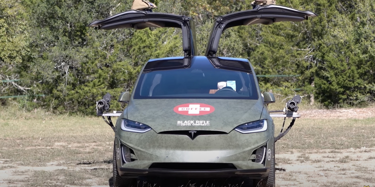 球棒只是小兒科!美國狂人把格林機槍裝上Tesla Model X上面!
