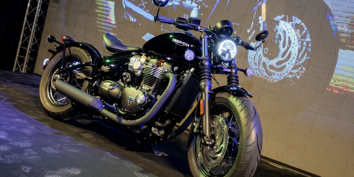當牛仔遇上英國紳士。Triumph Bonneville Bobber Black正式登台