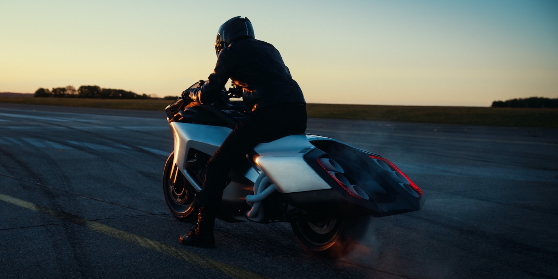 BMW K18 Vision 登上 Goodwood，130 分貝六缸聲浪成焦點