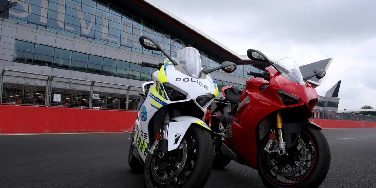 警察騎V4跑車?DUCATI捐贈Panigale V4給英國警方