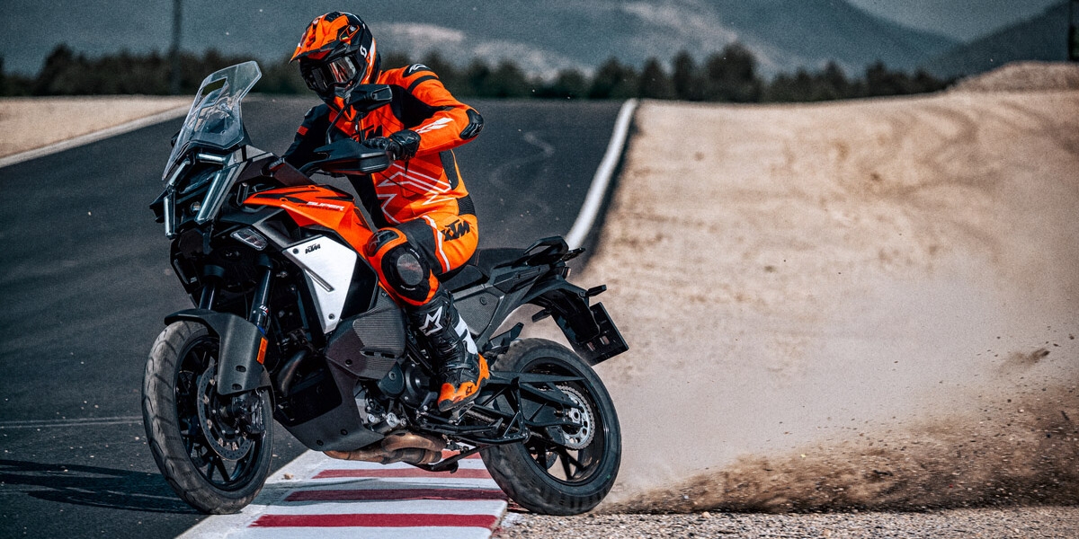 在賽道拍廣告的ADV 是不是有什麼誤會?2025 KTM 1390 SUPER ADVENTURE S EVO