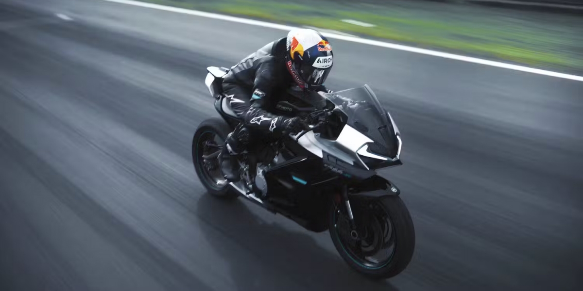 94匹三缸引擎、KYB全可調懸吊、195公斤重!CFMOTO 675SR-R 三缸仿賽登場