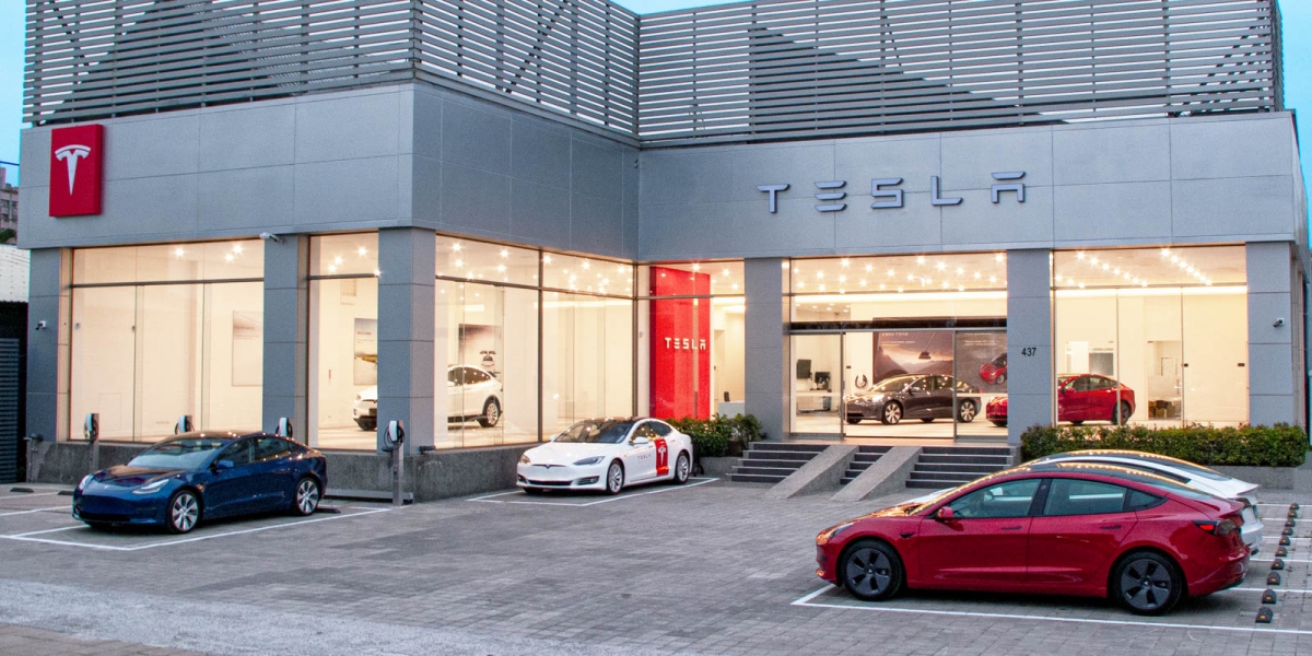 官方新聞稿。南臺灣首座 Tesla Center 高雄服務體驗中心開幕 台灣迎來第一萬名車主 Model 3 白色內裝現貨車首次限量開放