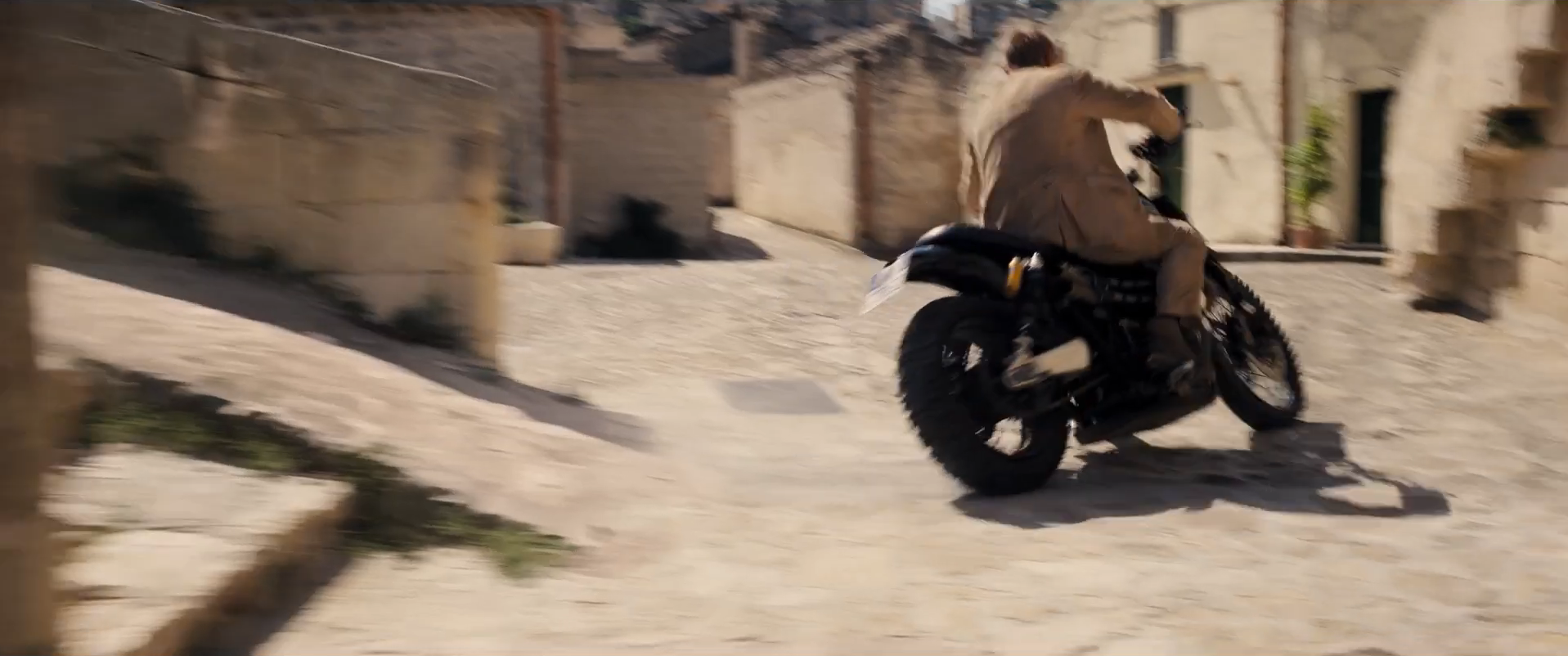 預告片中James Bond騎乘的Scrambler 1200其實是由HONDA CRF400改裝而來的特技車