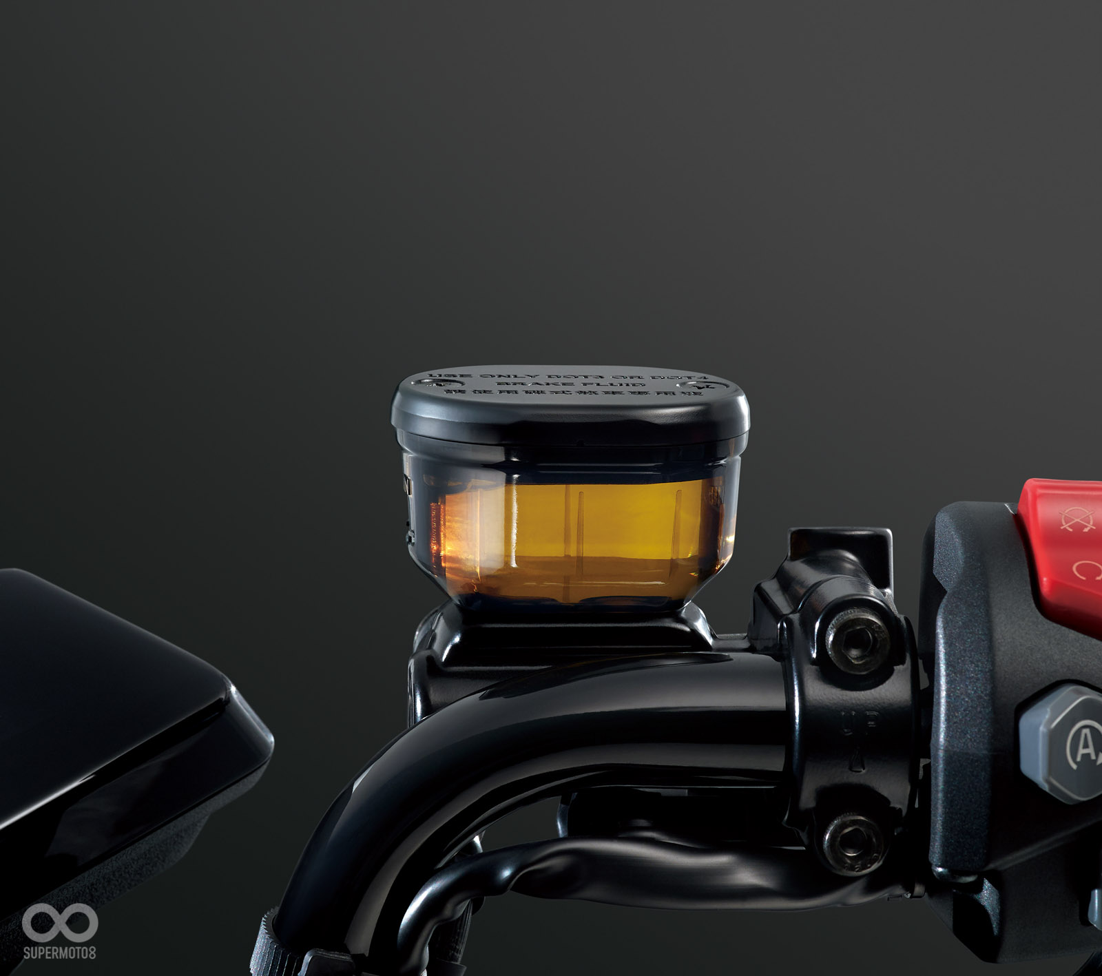 煞車油其實是一種滲透性非常強的液體，即便有蓋子有鎖緊，依舊會有少量滲出