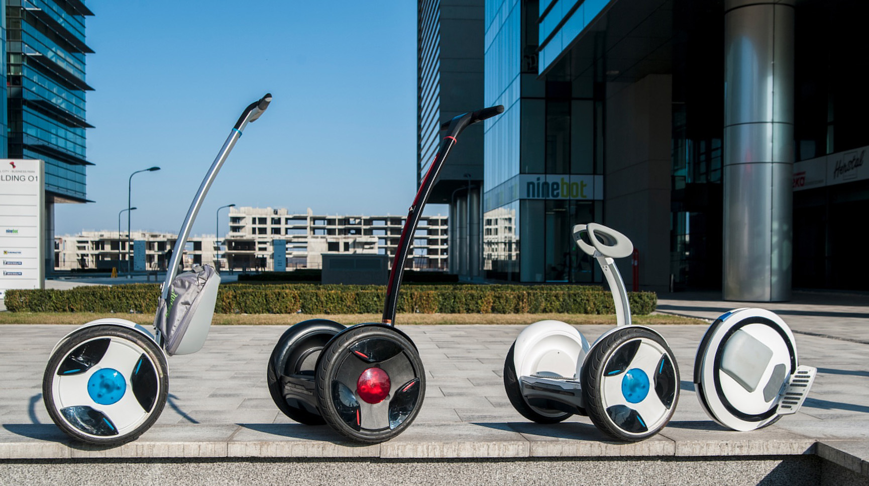 Segway在電動代步的市場上,已經有著相當齊全的產品線,像是左邊的ninebot e+(白 黑),中間為ninebot mimi pro,右邊是ninebot one
