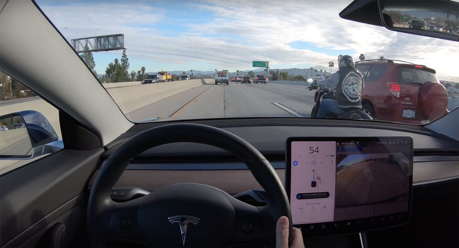 號稱目前最先進的TESLA Autopilot在辨識車道分割的機車時也會出現錯亂的狀況
