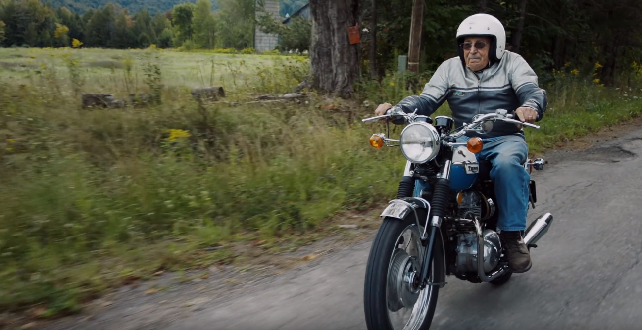 94歲了仍然在騎車的美國AMA名人堂騎士Edwin Fisher，Fisher阿公甚至偶爾還會參加些業餘賽事下場跟年輕人尬車！