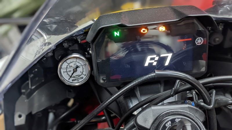 儀表部分額外安裝了增壓的壓力錶