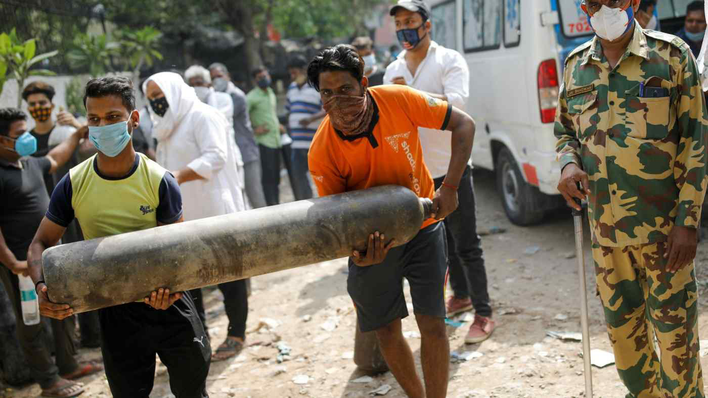 印度近日疫情嚴峻，各地都傳出缺乏氧氣瓶