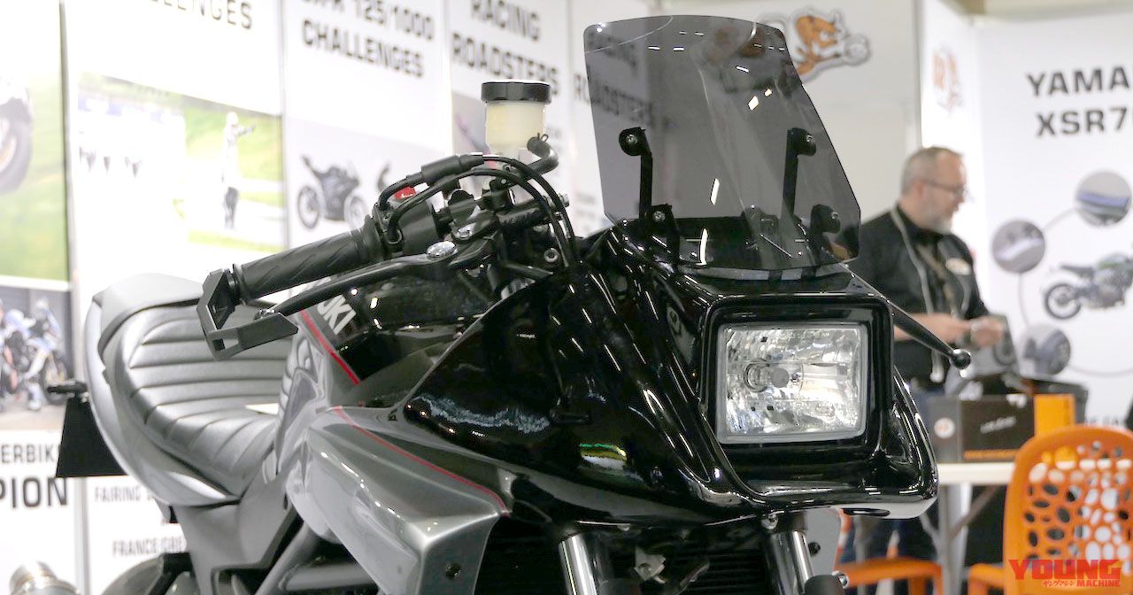 這把短刀最吸引人的,莫過於那組前方燈設計了,從原先咖啡味濃厚的子彈型整流罩轉換到KATANA經典的方燈小風鏡設計