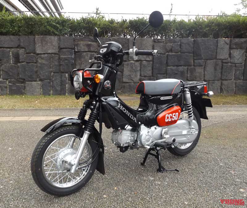2019年推出的CROSS CUB熊本熊特仕款，車身彩繪也使用了熊本熊招牌的黑紅配色