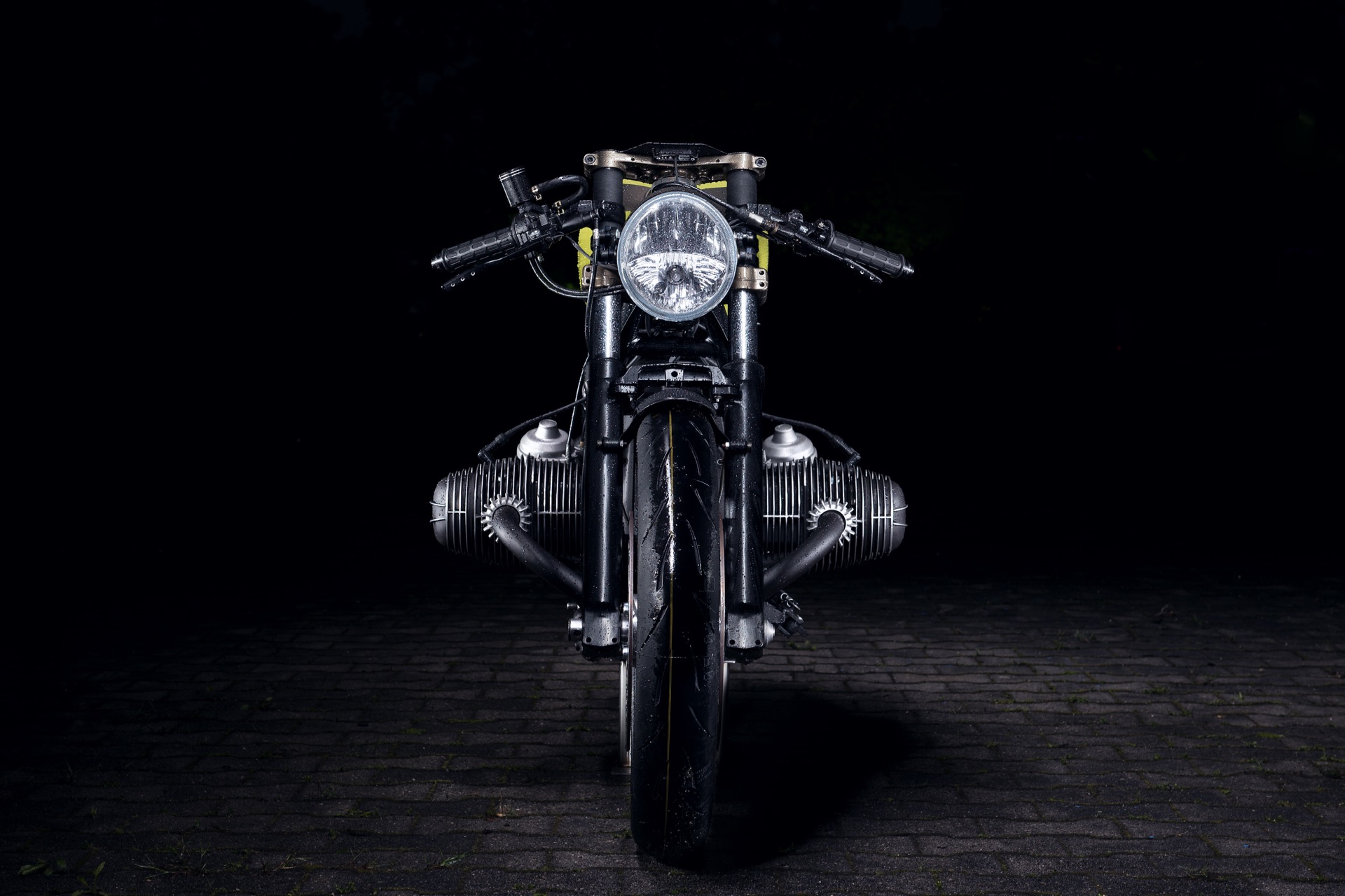 以獨特的方式表現機械的美感