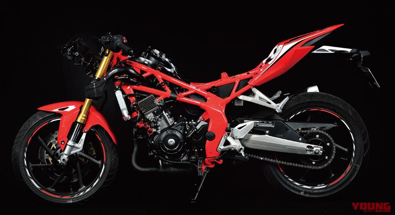 與CBR250RR的車架做比較,可以看出兩款車在車架設計上有著許多的相似之處,同樣採用類似鋼管編織的設計,但是GSX-R250在上半部分的鋼管編織對比CBR250RR來得較少一些