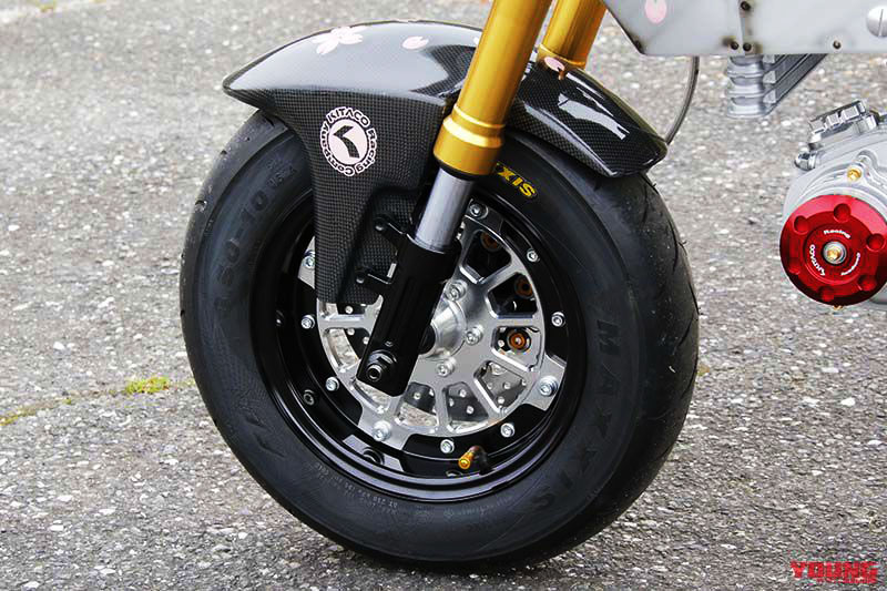 輪框從原廠12吋降為10吋，胎種廠牌則是選用MAXXIS