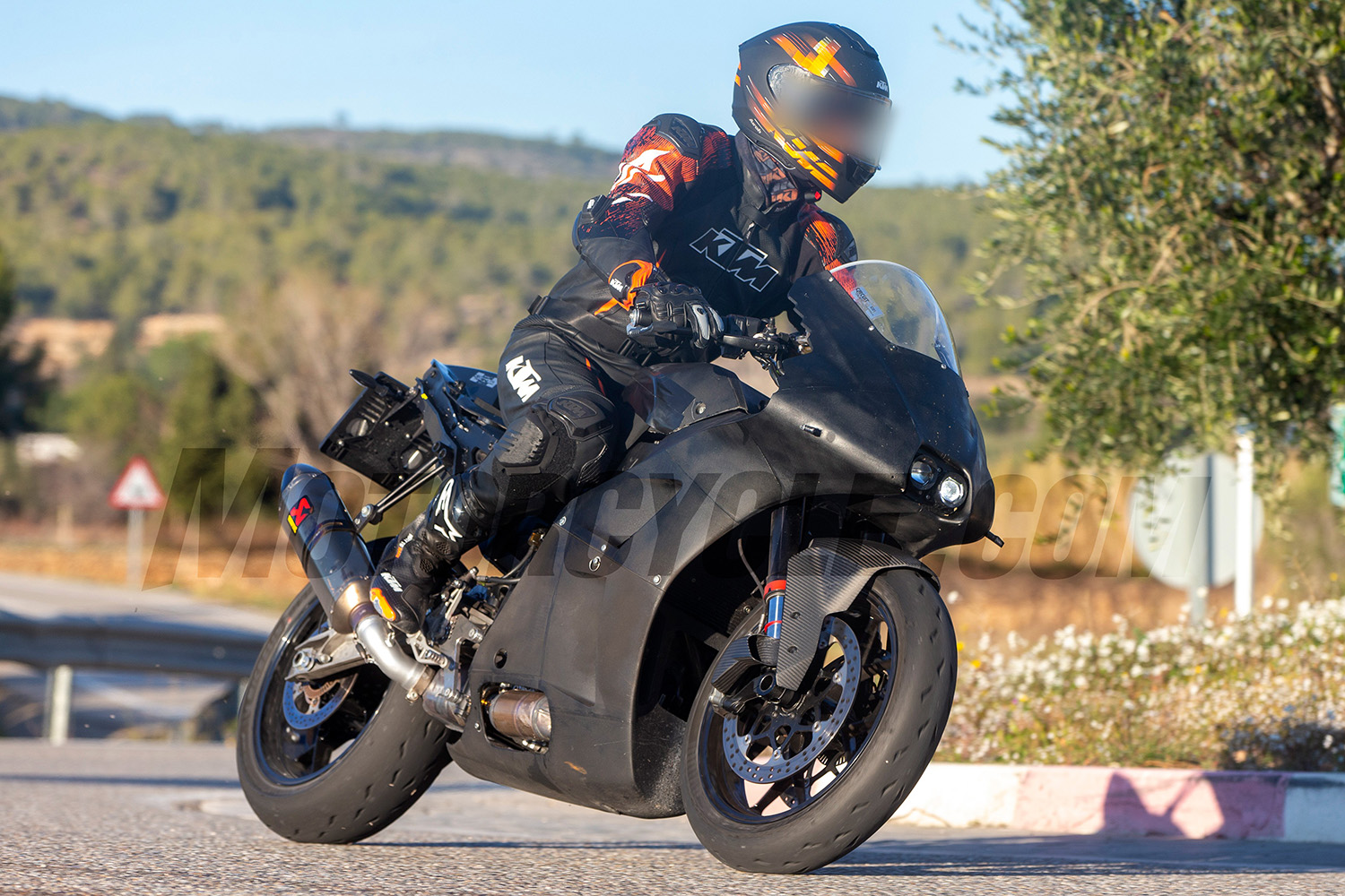 BREMBO煞車卡鉗上還有與1290 SUPER DUKE RR類似的散熱管道設計