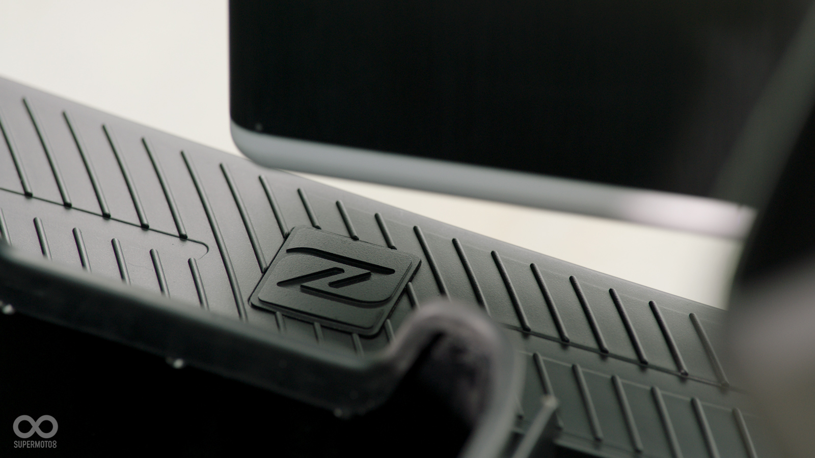 拿出電池後透過NFC感應即可關上、開啟電池蓋