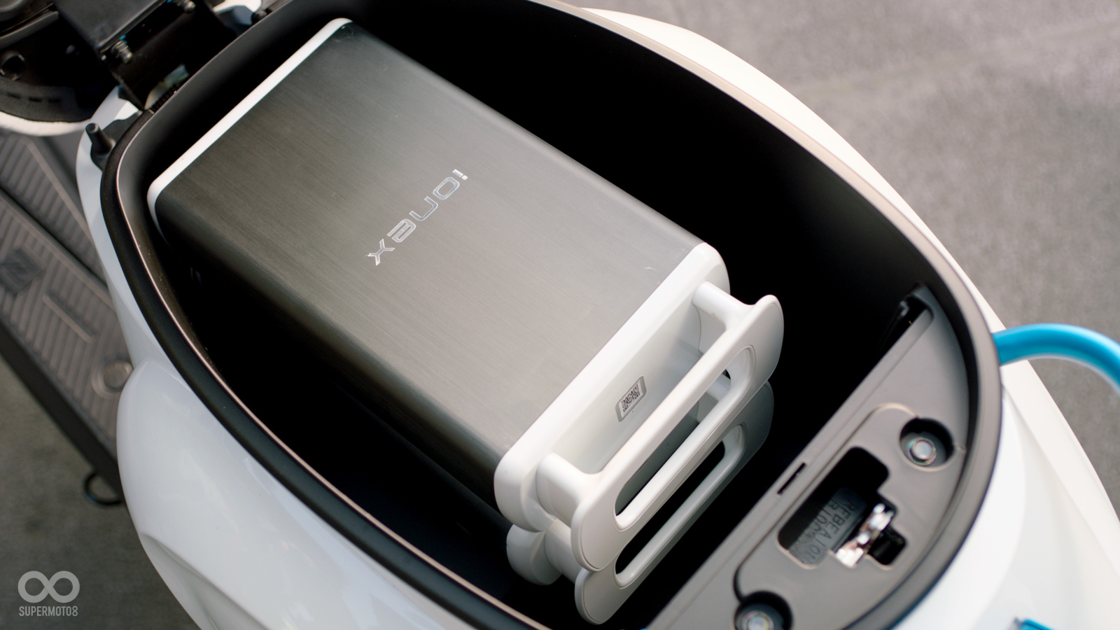 沒有了汽油引擎後，車廂空間大幅提升，可額外再裝載三顆電池