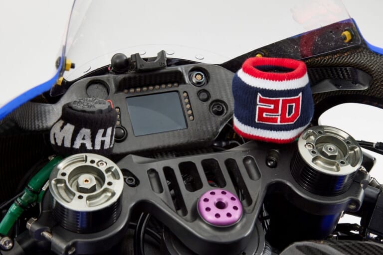 不少車廠都有推出自家車手或品牌的油杯套商品