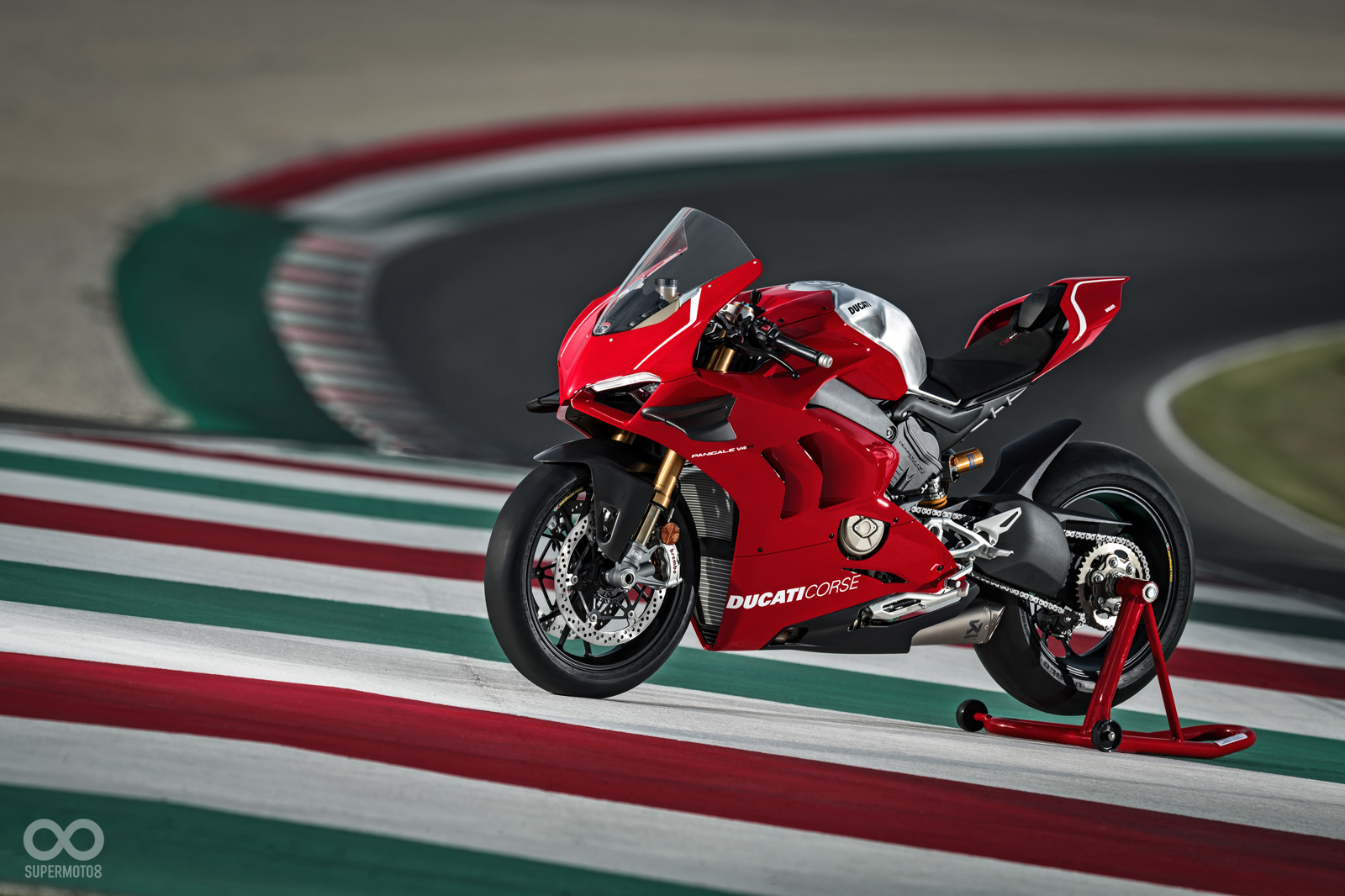 DUCATI V4R英國售價大約是34,995英鎊，不過引擎型式、馬力都不相同，比較難拿來相對比較