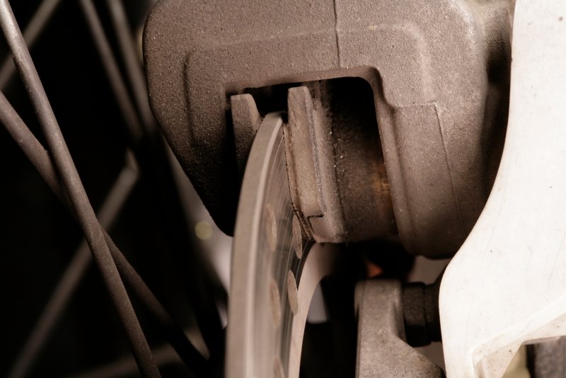 多數煞車皮溝槽設計除了排出粉塵與散熱外,也是辨識是否該更換的指標