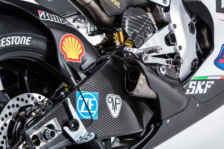 雖然碳纖維車架不再使用，但搖臂的部份保留了下來，至今依然活耀於GP賽場上