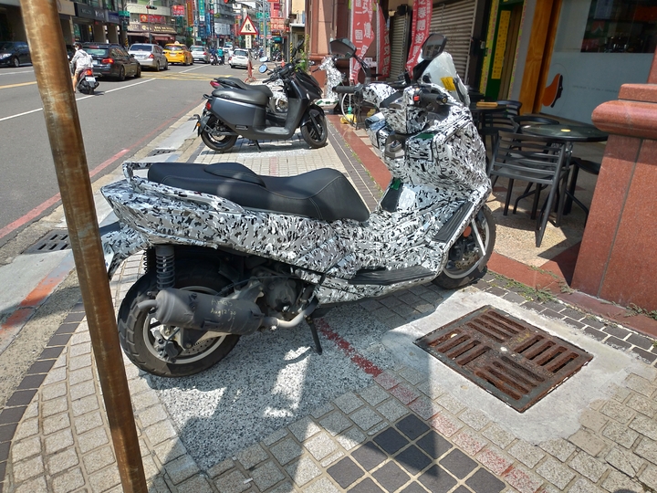近日被網友在路邊捕捉到的KYMCO大羊偽裝測試車