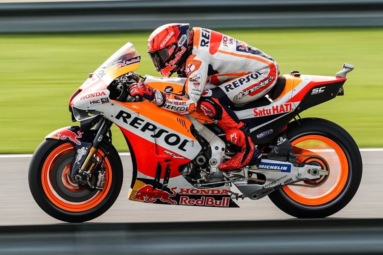 在直線趴車時，車手離煞車油杯非常近，因此只要有一點點煞車油滲出，就可能噴濺在車手安全帽上