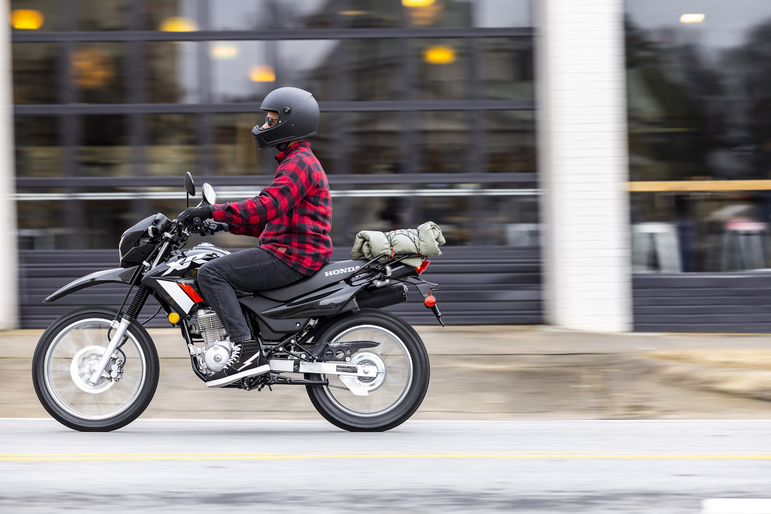 原廠就配有實用的後貨架能固定簡單的行李