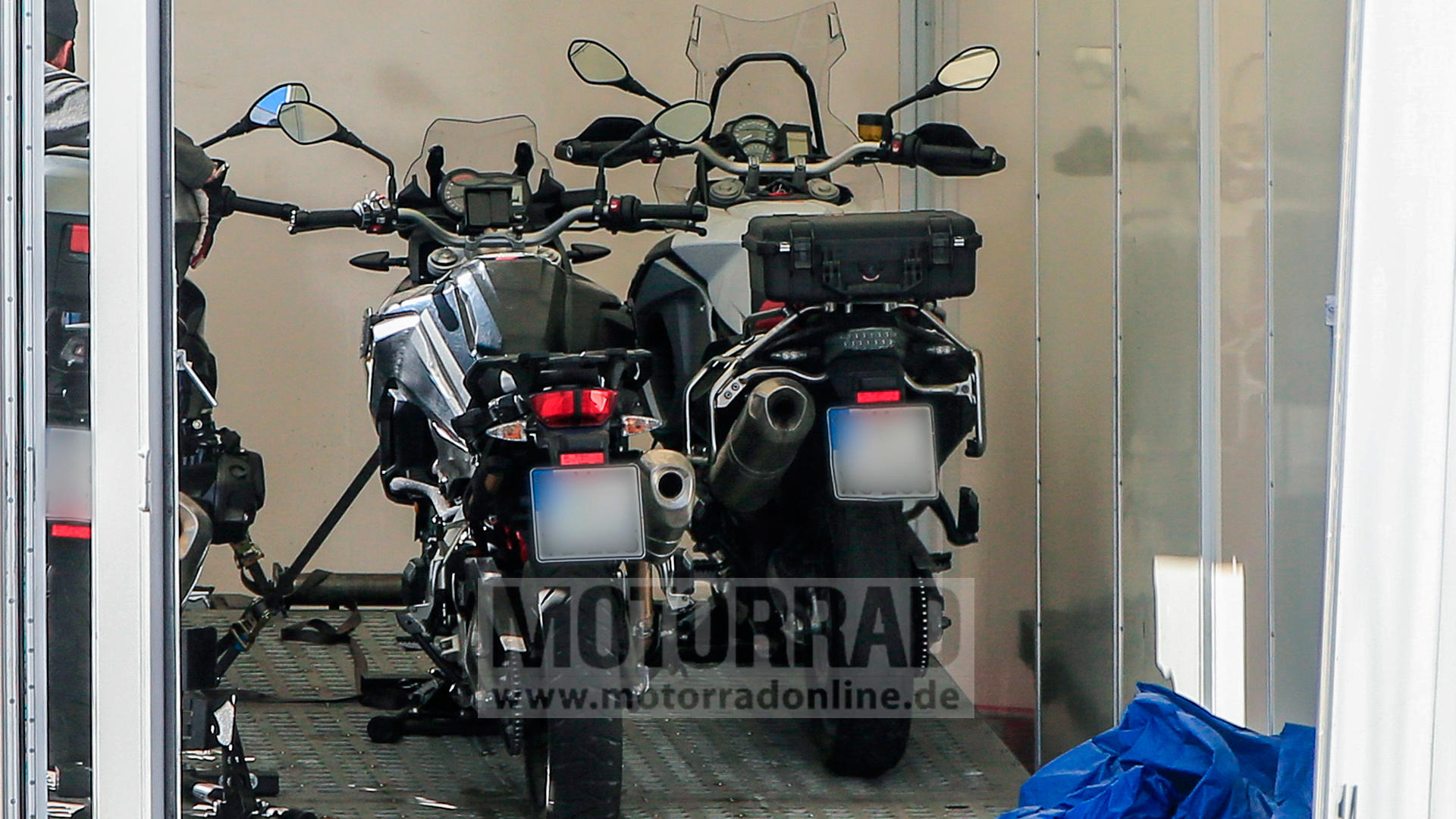 左邊是F900GS，右邊則是F800GS，前者寬度非常明顯要舊款來得窄