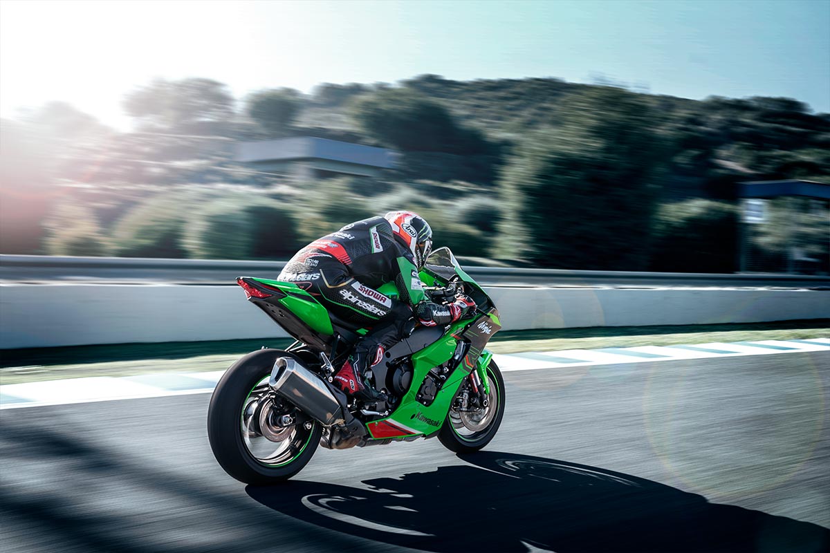 2023年式KAWASAKI NINJA ZX-10R KRT則重新塗上經典萊姆綠,整體更為一致