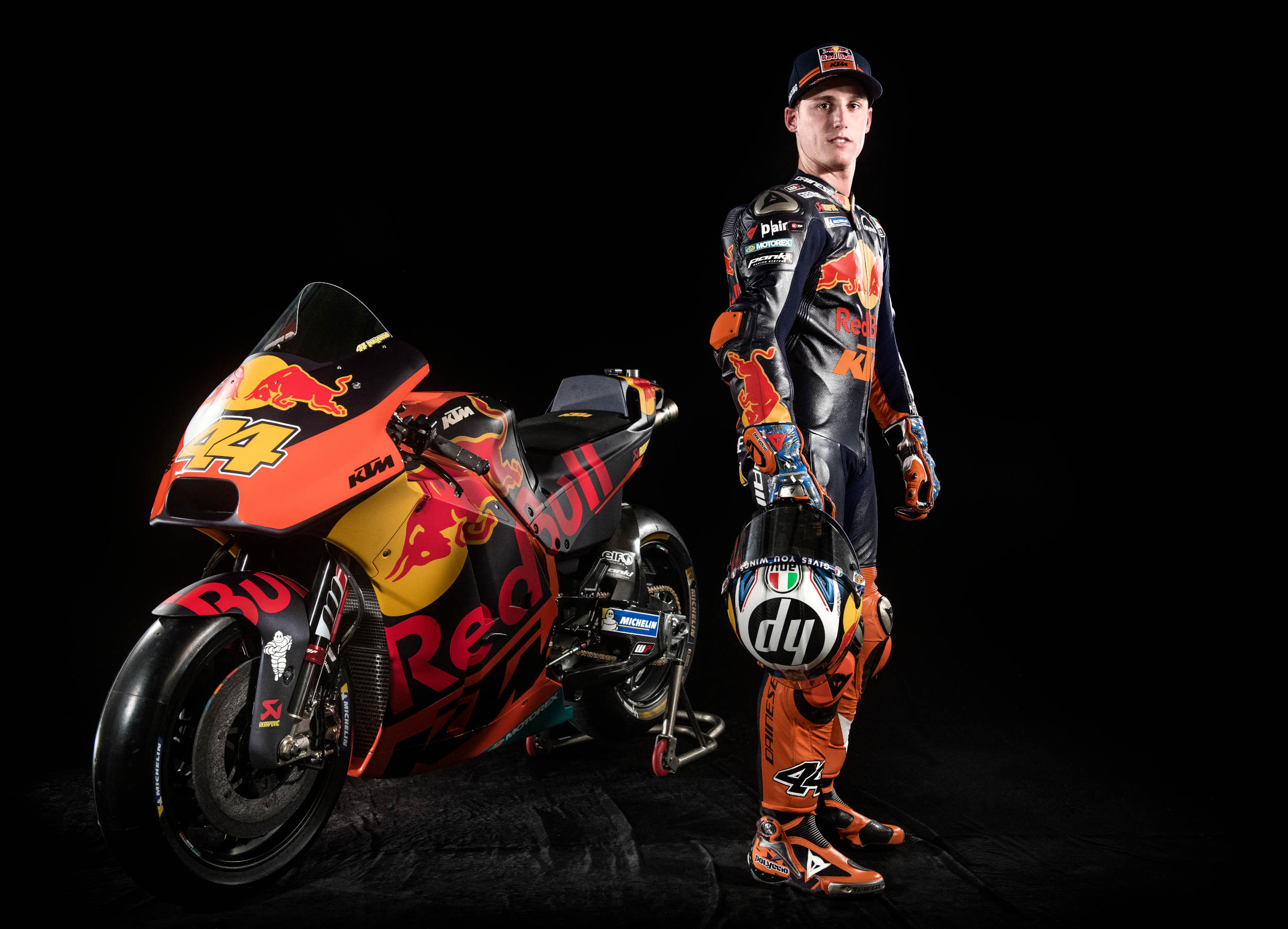 25萬歐元的售價,除了能夠把KTM RC16帶回家之外,更能獲得小E一整套的全身護具,甚至還有一頂簽名帽