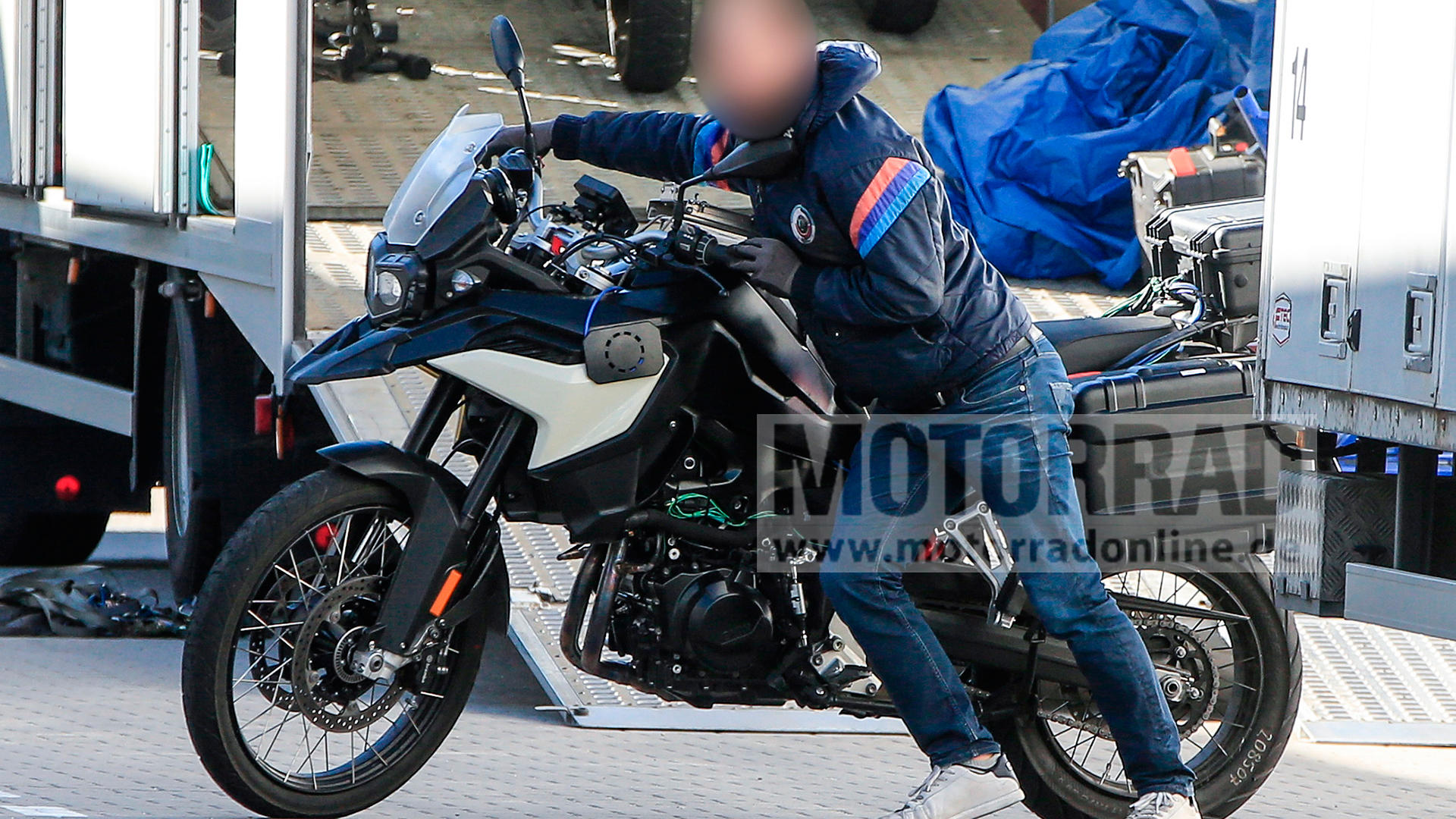 F900GS 也是屬於下個世代的多功能車，造型風格更為精練，同時體型也小了不少。F900GS 除了將排氣量提升之外，全車由裡到外都重新設計過