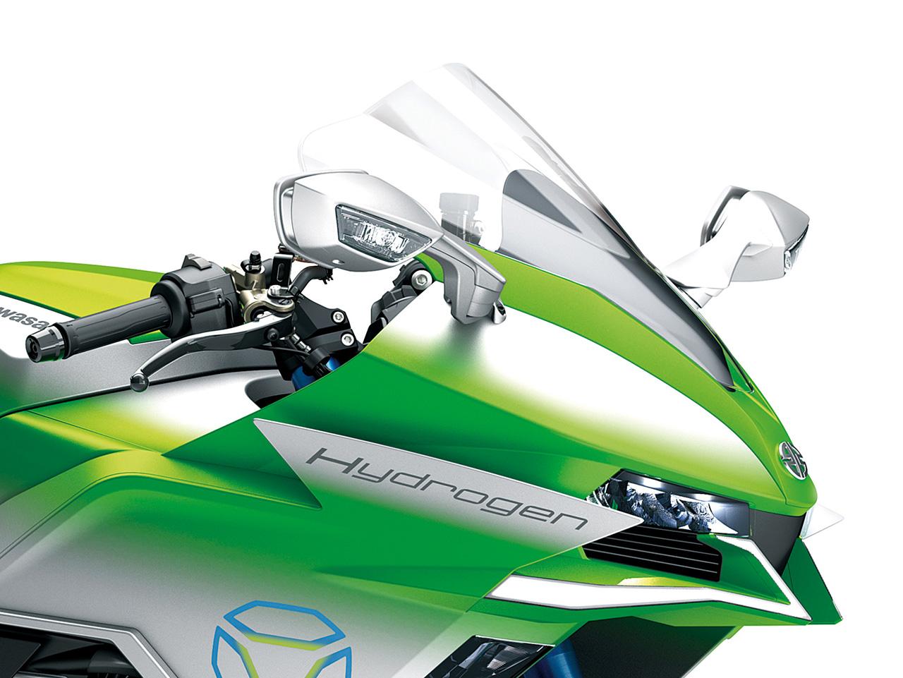 車燈旁加入空力套件設計,大燈之間也能看到跟車雷達