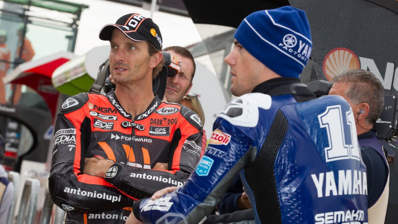 德州龍捲風Colin Edwards (左)曾與Rossi 同隊,他並不認為這個隊友特別迷信,覺得這些單純是一個準備動作。但連他自己也有些特殊舉止
