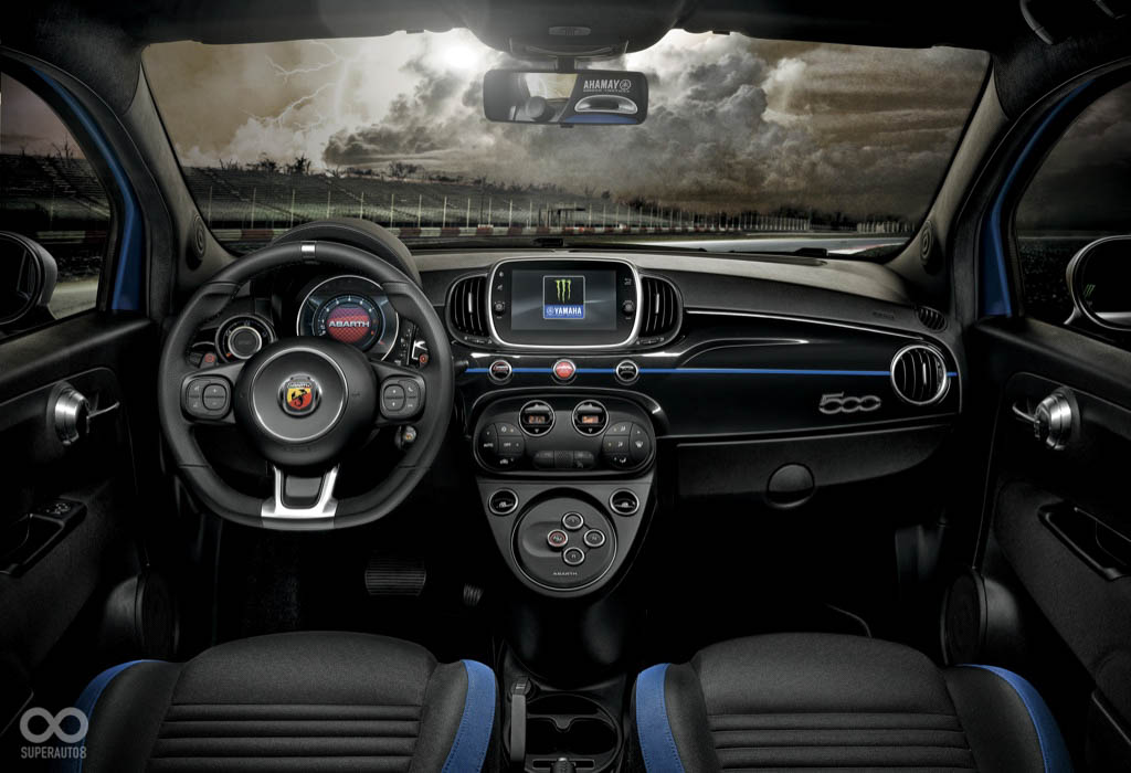 車內座椅與中控台飾版，都經過特殊烤漆處理