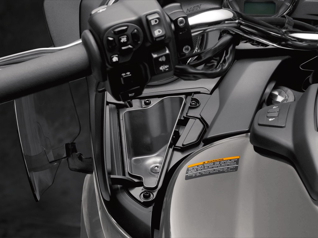 車頭左右側有兩個手套箱，右側內有USB 插槽