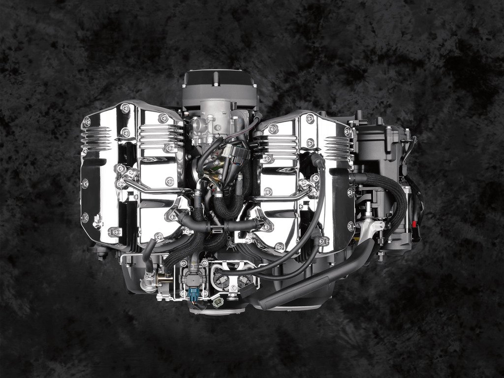 缸頭為四汽門設計，山葉刻意將進氣道角度調整，降低汽缸頭高度以挪出更多空間給油箱