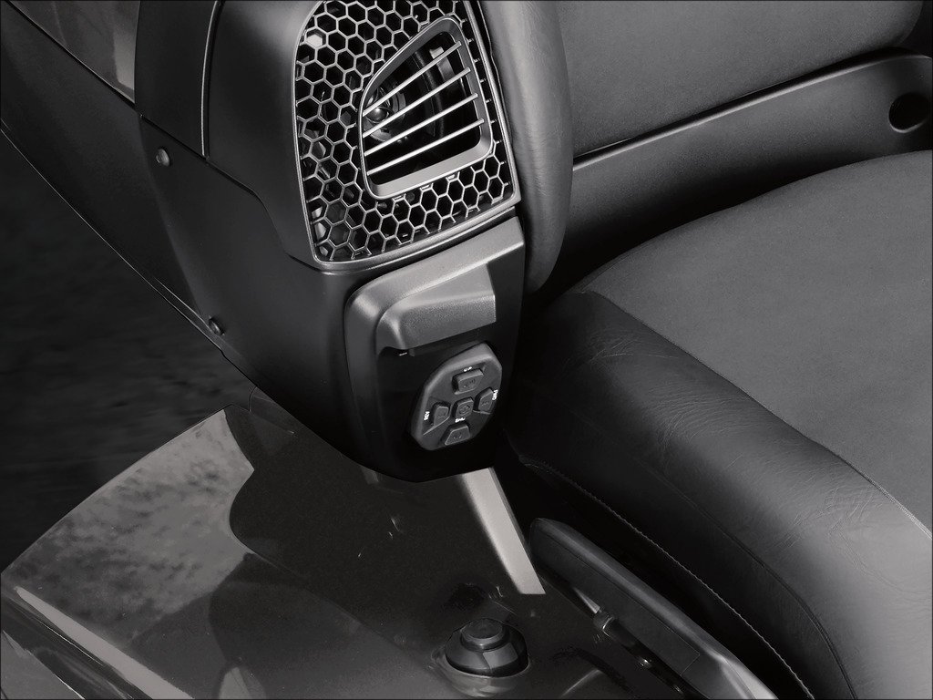 除了上述基本配備外，YAMAHA 也提供汎洲版本選配：包含GPS，PANDORA線上收音機，SiriusXM 天狼星衛星廣播，LED霧燈，以及可與前座分開撥放不同音源的後座喇叭